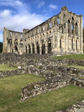 1132 yılında kurulan Rievaulx Abbey, İngiltere 'nin kuzeyinde kurulan ilk manastır oldu. Birleşik Krallık