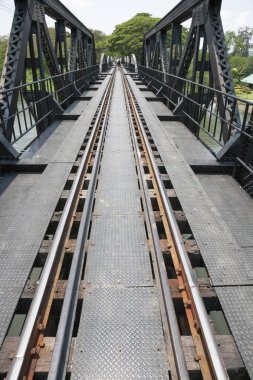 Kanchanaburi, Tayland - 7 Nisan 2011: Kwai Nehri üzerindeki köprü; 277 numaralı bu köprü, savaş esirleri ve Asyalı işçiler tarafından inşa edildi. Demiryolu Tayland 'ı (Siyam) Myanmar' a bağladı (Burma)