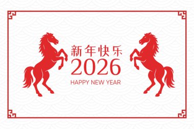 İki kırmızı zodyak atı, altın rengi Çin sınırlı beyaz arka planda ve mutlu yıllar 2026 kutlamalarıyla kutlanıyor..