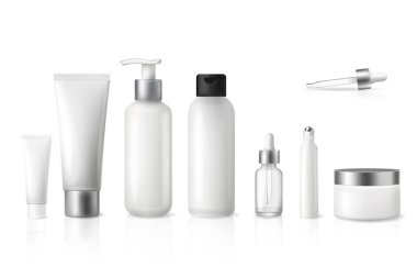 Beyaz arka plan tüpleri, şişeler, kavanozlar, damlalar, silindirler üzerinde 8 kozmetik konteynır. Cilt bakımı ve güzellik ürünleri için mükemmel..