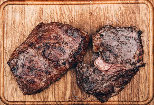 Vista Superior Dos Filetes Carne Res Parrilla Sobre Tabla Cortar —  Fotos de Stock