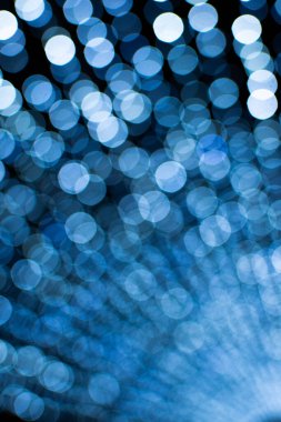 Mavi Bokeh 'in soyut mavi arka planı bulanık ışık çemberleri.