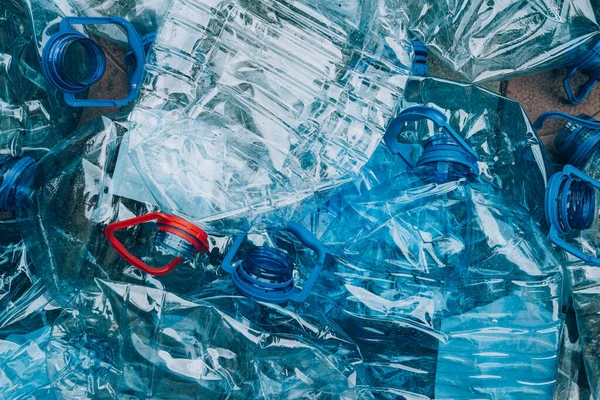 Kullanılmış mavi plastik şişelerin üst görünümü veya mavi arkaplan