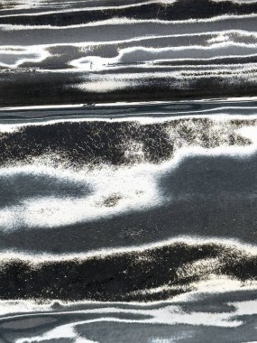 Siyah ve beyaz çizgilerin soyut arkaplan dokusu ve modelleri modern ve sanatsal bir tasarım yaratıyor