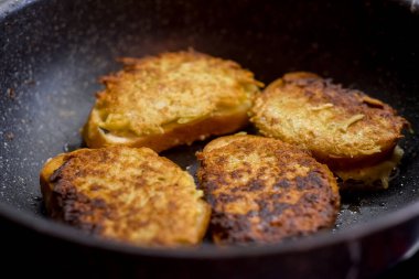 Tavada kızarmış patatesli altın ekmek. Erimiş ve aromalı gevrek bir dokuma. Yağ damlacıkları renk katar, iştah açıcı görünümü arttırır..