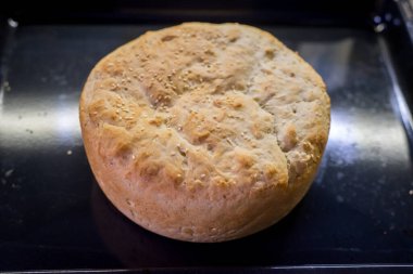 Ev yapımı ekmek kırsal sıcaklık yayar; sert kabuk yumuşak, havadar kırıntıları kaplar. Fırın eski teknikleri gösteriyor. Saf malzemeler lezzet, aroma ve doku oluşturuyor. Basitlik yemek üretir..