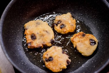 Vişneli süzme peynirli krep sıcak bir şekilde parlıyor. Altın kabuk içinde hassasiyet olduğunu gösteriyor. İnce buhar aromayı kaldırır. Manzara konfor, tat, doku, bakım, denge, sakinlik, neşe çağrıştırır.