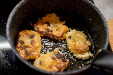 Vişneli süzme peynirli krep sıcak bir şekilde parlıyor. Altın kabuk içinde hassasiyet olduğunu gösteriyor. İnce buhar aromayı kaldırır. Manzara konfor, tat, doku, bakım, denge, sakinlik, neşe çağrıştırır.