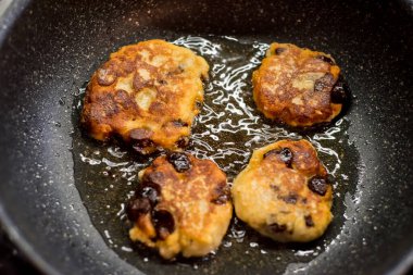 Vişneli süzme peynirli krep sıcak bir şekilde parlıyor. Altın kabuk içinde hassasiyet olduğunu gösteriyor. İnce buhar aromayı kaldırır. Manzara konfor, tat, doku, bakım, denge, sakinlik, neşe çağrıştırır.