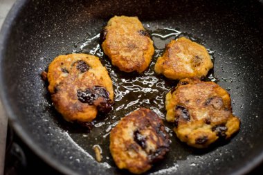 Vişneli süzme peynirli krep sıcak bir şekilde parlıyor. Altın kabuk içinde hassasiyet olduğunu gösteriyor. İnce buhar aromayı kaldırır. Manzara konfor, tat, doku, bakım, denge, sakinlik, neşe çağrıştırır.