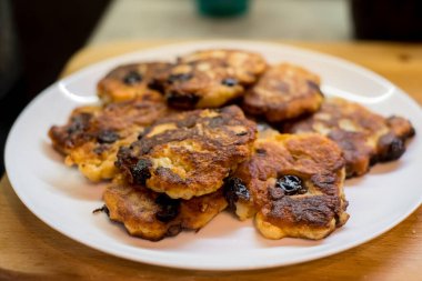 Beyaz tabakta servis edilen kirazlı süzme peynirli krepler. Altın hamuru, canlı böğürtlenlerin zıttıdır. Sunum lezzetli ve taze görünümün altını çiziyor. Ağız sulandırıcı görüntü tatmaya davet eder.