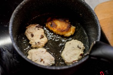 Vişneli süzme peynirli krep sıcak bir şekilde parlıyor. Altın kabuk içinde hassasiyet olduğunu gösteriyor. İnce buhar aromayı kaldırır. Manzara konfor, tat, doku, bakım, denge, sakinlik, neşe çağrıştırır.