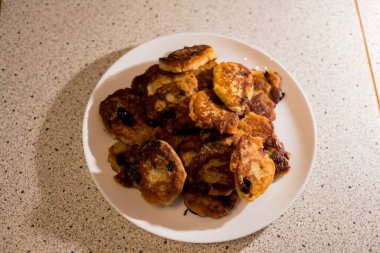 Beyaz tabakta servis edilen kirazlı süzme peynirli krepler. Altın hamuru, canlı böğürtlenlerin zıttıdır. Sunum lezzetli ve taze görünümün altını çiziyor. Ağız sulandırıcı görüntü tatmaya davet eder.