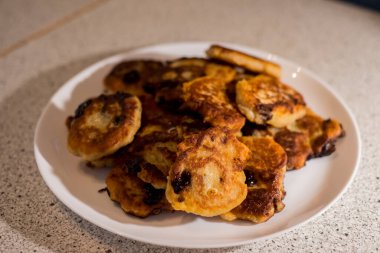 Beyaz tabakta servis edilen kirazlı süzme peynirli krepler. Altın hamuru, canlı böğürtlenlerin zıttıdır. Sunum lezzetli ve taze görünümün altını çiziyor. Ağız sulandırıcı görüntü tatmaya davet eder.