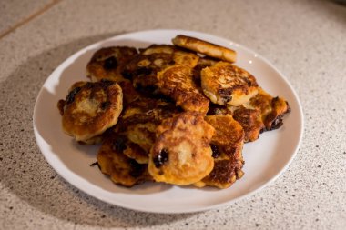 Beyaz tabakta servis edilen kirazlı süzme peynirli krepler. Altın hamuru, canlı böğürtlenlerin zıttıdır. Sunum lezzetli ve taze görünümün altını çiziyor. Ağız sulandırıcı görüntü tatmaya davet eder.