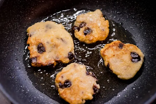 Vişneli süzme peynirli krep sıcak bir şekilde parlıyor. Altın kabuk içinde hassasiyet olduğunu gösteriyor. İnce buhar aromayı kaldırır. Manzara konfor, tat, doku, bakım, denge, sakinlik, neşe çağrıştırır.