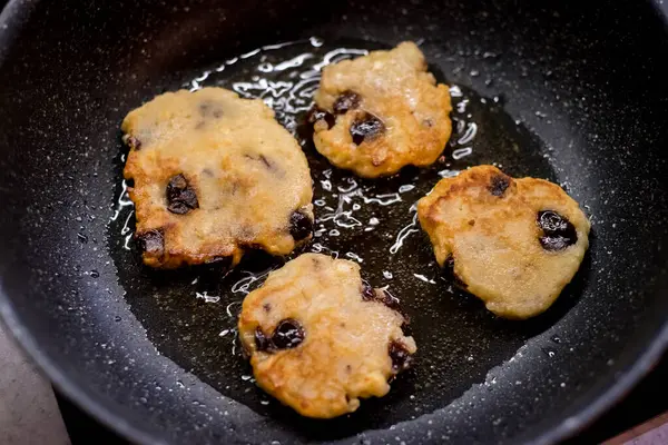 Vişneli süzme peynirli krep sıcak bir şekilde parlıyor. Altın kabuk içinde hassasiyet olduğunu gösteriyor. İnce buhar aromayı kaldırır. Manzara konfor, tat, doku, bakım, denge, sakinlik, neşe çağrıştırır.