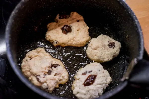 Vişneli süzme peynirli krep sıcak bir şekilde parlıyor. Altın kabuk içinde hassasiyet olduğunu gösteriyor. İnce buhar aromayı kaldırır. Manzara konfor, tat, doku, bakım, denge, sakinlik, neşe çağrıştırır.