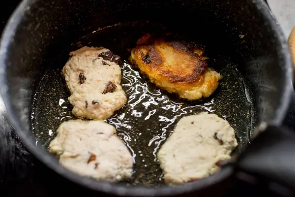 Vişneli süzme peynirli krep sıcak bir şekilde parlıyor. Altın kabuk içinde hassasiyet olduğunu gösteriyor. İnce buhar aromayı kaldırır. Manzara konfor, tat, doku, bakım, denge, sakinlik, neşe çağrıştırır.