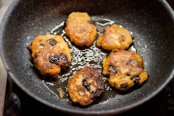 Vişneli süzme peynirli krep sıcak bir şekilde parlıyor. Altın kabuk içinde hassasiyet olduğunu gösteriyor. İnce buhar aromayı kaldırır. Manzara konfor, tat, doku, bakım, denge, sakinlik, neşe çağrıştırır.