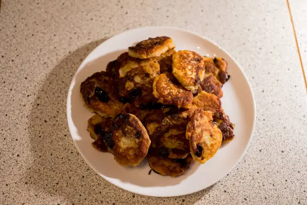 Beyaz tabakta servis edilen kirazlı süzme peynirli krepler. Altın hamuru, canlı böğürtlenlerin zıttıdır. Sunum lezzetli ve taze görünümün altını çiziyor. Ağız sulandırıcı görüntü tatmaya davet eder.