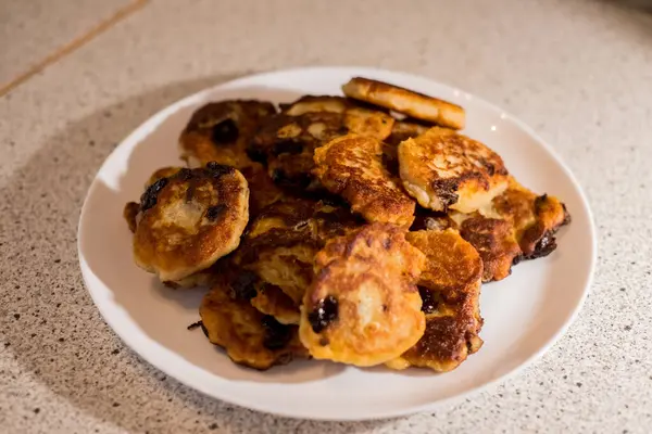 Beyaz tabakta servis edilen kirazlı süzme peynirli krepler. Altın hamuru, canlı böğürtlenlerin zıttıdır. Sunum lezzetli ve taze görünümün altını çiziyor. Ağız sulandırıcı görüntü tatmaya davet eder.