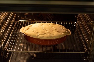 Mutfak zeminine yerleştirilmiş altın soğanlar, desenli yüzeyle teması gösterir, depolama veya transfer aşamasını gösterir, görsel değerlendirme ve sıralama için uygundur.