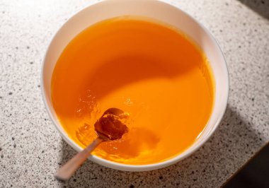 Mutfak zeminine yerleştirilmiş altın soğanlar, desenli yüzeyle teması gösterir, depolama veya transfer aşamasını gösterir, görsel değerlendirme ve sıralama için uygundur.