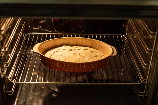 Mutfak zeminine yerleştirilmiş altın soğanlar, desenli yüzeyle teması gösterir, depolama veya transfer aşamasını gösterir, görsel değerlendirme ve sıralama için uygundur.