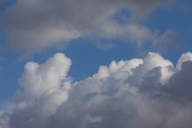 Görkemli bulutlar ve mavi gökyüzü