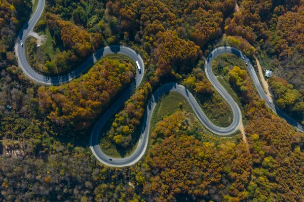 自然の美しい秋の色を持つインゴル国内道路の空中ビュー — ストック写真