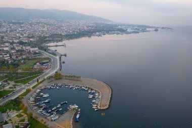 Kocaeli ili İzmit Körfezi çevresinde Marmara Denizi 'nin en doğusunda yer almaktadır..