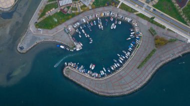 Kocaeli ili İzmit Körfezi çevresinde Marmara Denizi 'nin en doğusunda yer almaktadır..