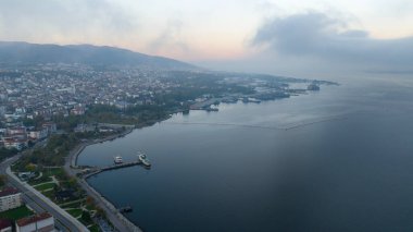 Kocaeli ili İzmit Körfezi çevresinde Marmara Denizi 'nin en doğusunda yer almaktadır..