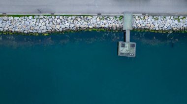 Kocaeli ili İzmit Körfezi çevresinde Marmara Denizi 'nin en doğusunda yer almaktadır..