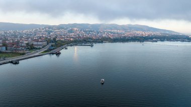 Kocaeli ili İzmit Körfezi çevresinde Marmara Denizi 'nin en doğusunda yer almaktadır..