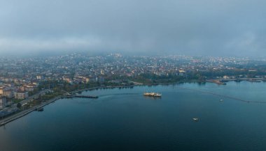 Kocaeli ili İzmit Körfezi çevresinde Marmara Denizi 'nin en doğusunda yer almaktadır..