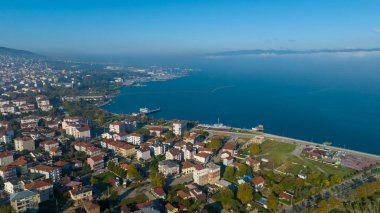Kocaeli ili İzmit Körfezi çevresinde Marmara Denizi 'nin en doğusunda yer almaktadır..
