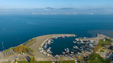 Kocaeli ili İzmit Körfezi çevresinde Marmara Denizi 'nin en doğusunda yer almaktadır..