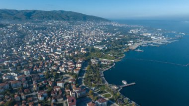 Kocaeli ili İzmit Körfezi çevresinde Marmara Denizi 'nin en doğusunda yer almaktadır..