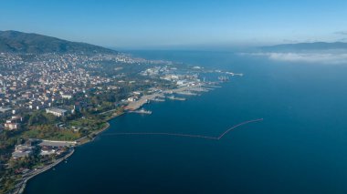 Kocaeli ili İzmit Körfezi çevresinde Marmara Denizi 'nin en doğusunda yer almaktadır..