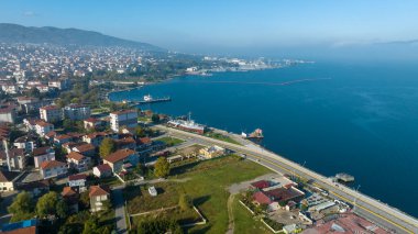 Kocaeli ili İzmit Körfezi çevresinde Marmara Denizi 'nin en doğusunda yer almaktadır..