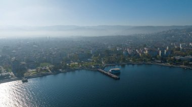 Kocaeli ili İzmit Körfezi çevresinde Marmara Denizi 'nin en doğusunda yer almaktadır..