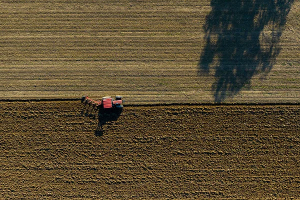 Boerderij Veld Boeren Werken Met Trekker Landbouwgrond — Stockfoto