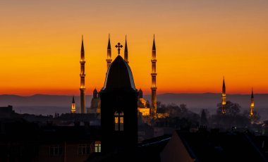 Günbatımında Bulgar Sveti George Kilisesi ve Selimiye Camii, Edirne, Türkiye.