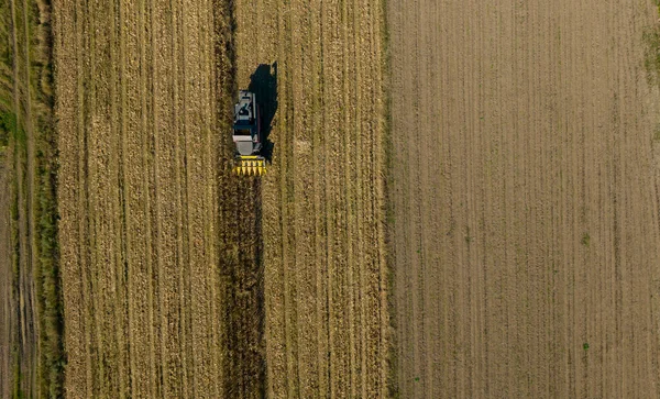 Γεωργικός Τομέας Αγρότες Εργάζονται Τρακτέρ Γεωργικές Εκτάσεις — Φωτογραφία Αρχείου