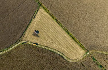 Çiftlik arazisi, çiftçiler tarım arazisinde traktörle çalışıyorlar.,