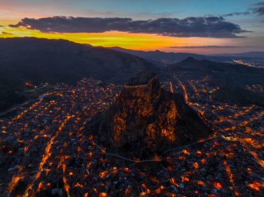 Afyon, Türkiye 'deki bir kaya dağındaki Karahisar kalesi