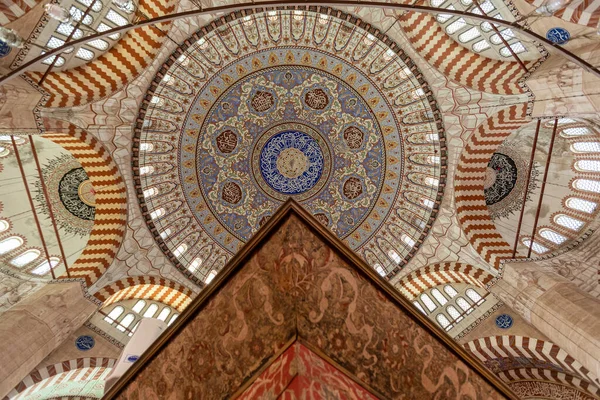 Selimiye Camiinin dekoratif tavanı.