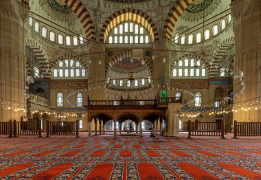 Edirne, Türkiye, 23 Temmuz 2021: Selimiye Camiinin dekoratif tavanı.